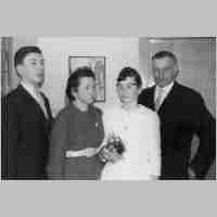 070-1080 Ella Krause geb. Koesling mit Ehemann Kurt und den Kindern Manfred und Gisela am Tage der Konfirmation von Gisela im Jahre 1962.jpg